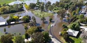 Floods force evacuations in NSW towns of Forbes and Wagga Wagga