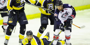 Peter Taylor of CBR Brave and Liam Jeffries of Perth Thunder in action.