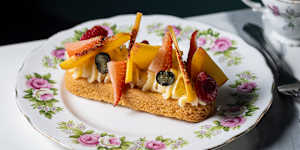 Crostata topped with custard and fruit.