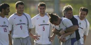 Hiddink with Harry Kewell in Montevideo in 2005.