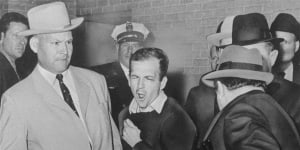 November 24,1963:John F Kennedy’s assassin,Lee Harvey Oswald,is shot dead by Dallas nightclub owner Jack Ruby as police look on.