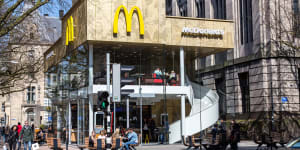 Rotterdam's McDonald's is considered,even by architects,to be one of the most well-designed in the world. 