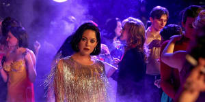 Sarah Greene as Deedee Harrison,the woman who steals the heart of professional thief Gal Dove. 