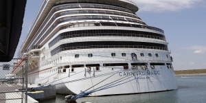 Cruises remain banned from US ports,despite pressure from industry