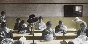 A millinery class for wives of men killed in action,1919.