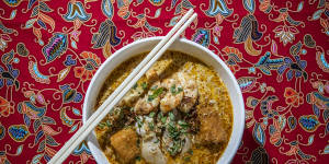 Laksa Singapura with prawn and chicken and mixed noodles.