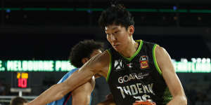 Phoenix’s Zhou Qi dunks against the Breakers.