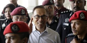 Like Suu Kyi,Anwar faces difficulties in power