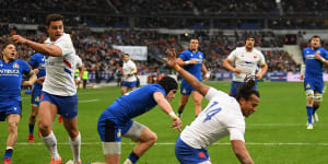 France beat Italy to go top of Six Nations