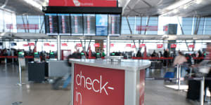 SMH:Travellers experienced long delays in the morning at Sydney Airport ahead of the Queenâs Birthday long weekend but the queues were greatly reduced by early afternoon following news reports suggesting people arrive very early for checkin and bag drop. Friday 10 June,2022 Photos by Oscar Colman