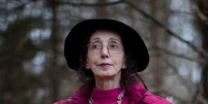 in her memoir,novelist Joyce Carol Oates wrote of how widowhood gave her a sense of feeling unmoored or even deranged:“I know that I am here but have a very vague idea of what here is.”