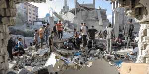 People search buildings destroyed by Israeli airstrikes in Khan Yunis,southern Gaza,on November 18.