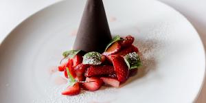 Cornetto di cioccolato:chocolate and strawberry dessert.