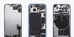 The internal design of the iPhone 14,which can be opened from either side,with most components accessible from the back. If you’re imagining putting the phone back together from this image,the display (on the left) would go under the central structure,with the back glass (right) flipping over and going on top.
