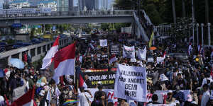 Hundreds of people rally in Jakarta yesterday to demand the impeachment of Indonesian President Joko Widodo on allegations of meddling in the presidential election.