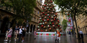 Sydney’s Christmas tree may not be real,but it has something that New York’s doesn’t