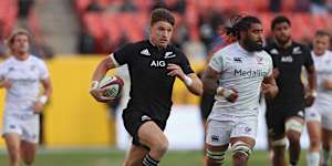 LANDOVER,MARYLAND - OCTOBER 23:Beauden Barrett #22 of the New Zealand All Blacks runs with the ball before scoring a try against the USA Eagles during the second half at FedExField on October 23,2021 in Landover,Maryland. (Photo by Patrick Smith/Getty Images)
