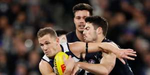 Joel Selwood is tackled by George Hewett.