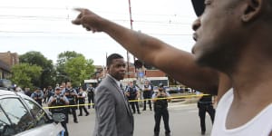 Man killed by Chicago police ran away,reached for waist