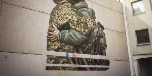 A mural in South Melbourne depicting a Ukrainian and a Russian soldier embracing by artist Peter Seaton has angered Melbourne’s Ukrainian community.