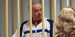 A photo dated August 9,2006,shows Sergei Skripal talking from a defendants'cage to his lawyer during a hearing at the Moscow District Military Court.