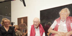 Guy Warren with Peter Wegner’s ‘Guy Warren at 100’,winner of the Archibald Prize 2021.