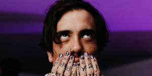 ‘Fake Fcuk’ singer Justin Miller (JSTNXMLLR) with nail art by Miss Betty Rose is part of the wave of musicians normalising manicures for men.