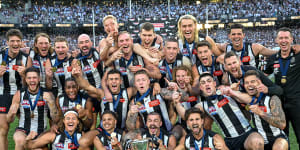 Collingwood pose with the 2023 premiership cup.