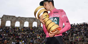 ustralia’s Jai Hindley kisses the trophy at the end of the 21st stage against the clock race of the Giro D’Italia,in Verona,Italy,Sunday,May 29,2022. (Fabio Ferrari/LaPresse via AP)