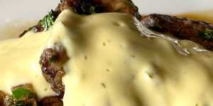 Rib fillet with spinach and béarnaise sauce.