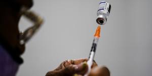 Tweaked vaccines boost Omicron protection,Pfizer says