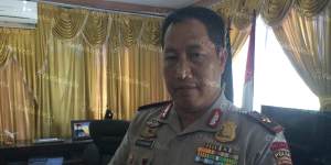 General Endang Sunjaya,police chief of Nusa Tenggara Timur province shows a mobile phone with a picture of the money on Tuesday.