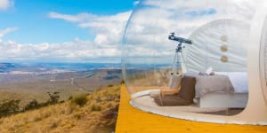 Each bubble has a wood-fired bathtub,a fire pit and a telescope for stargazing.