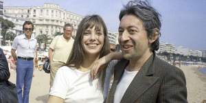 Jane Birkin,the epitome of simplicity in jeans and a T-shirt,with Serge Gainsbourg in Cannes,France in 1974.
