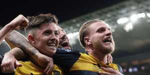 Jason Cummings of the Mariners (R) celebrates with his teammates during the 2023 A-League Men’s grand final.