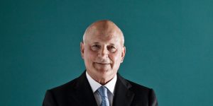 Geoffrey Cousins,businessman and former adviser to John Howard,says it’s hypocritical for men to stay members of the all-male Australian Club,if it’s at odds with their professional commitments to promote gender equality. 