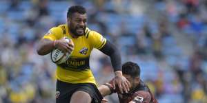Samu Kerevi in action for Suntory Sungoliath in Japan.