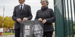 Assange’s father John Shipton and former SBS newsreader Mary Kostakidis protest outside London’s Belmarsh prison in October. 