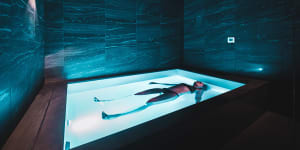 Flotation therapy is said to help reduce stress and anxiety,and immerse the body into deep relaxation.