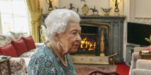 “As you can see,I can’t move”:The Queen now uses a walking stick. 