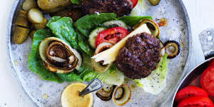A soft,yielding burger bun offers contrast to the meaty patty,but what about trying it within a crispy lettuce leaf instead?