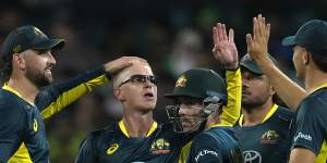 Australia v Pakistan Twenty20 as it happened:Maxwell hurt as Stoinis leads Aussies to series win