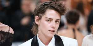 “Kristen Stewart’s cut is extreme,but there are ways to adapt it by closing the gap between the top and bottom,” says British hairstylist Andreas Wild.