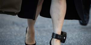 Meng Wanzhou,chief financial officer of Huawei Technologies,wears a GPS ankle monitor as she returns to the Supreme Court.