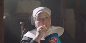 Catholics outraged at TV ad that swaps communion wafers for chips