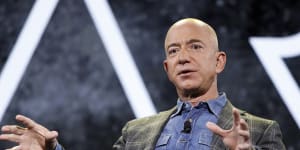 It’s the first time that Bezos,60,the founder of Amazon.com,has topped Bloomberg’s ranking of the richest people since 2021.