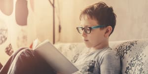 Close work,such as reading and using iPads or smartphones,is associated with developing myopia.