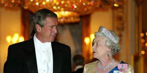 The Queen arrives with US president George W. Bush in London,2003,for a Buckingham Palace state banquet.