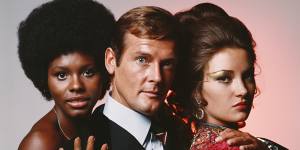 Gloria Hendry,Roger Moore and Jane Seymour in a publicity shot for Live and Let Die.