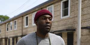 Anthony McCoy (Yahya Abdul-Mateen II) wanders through the row-house remnants of the Cabrini Green housing estate in search of inspiration.